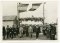 Bij de inhuldiging van het openluchtzwembad op 15 augustus 1939. Jozef Chalmet loopt rechts door de toegangspoort. (collectie Annie Chalmet)